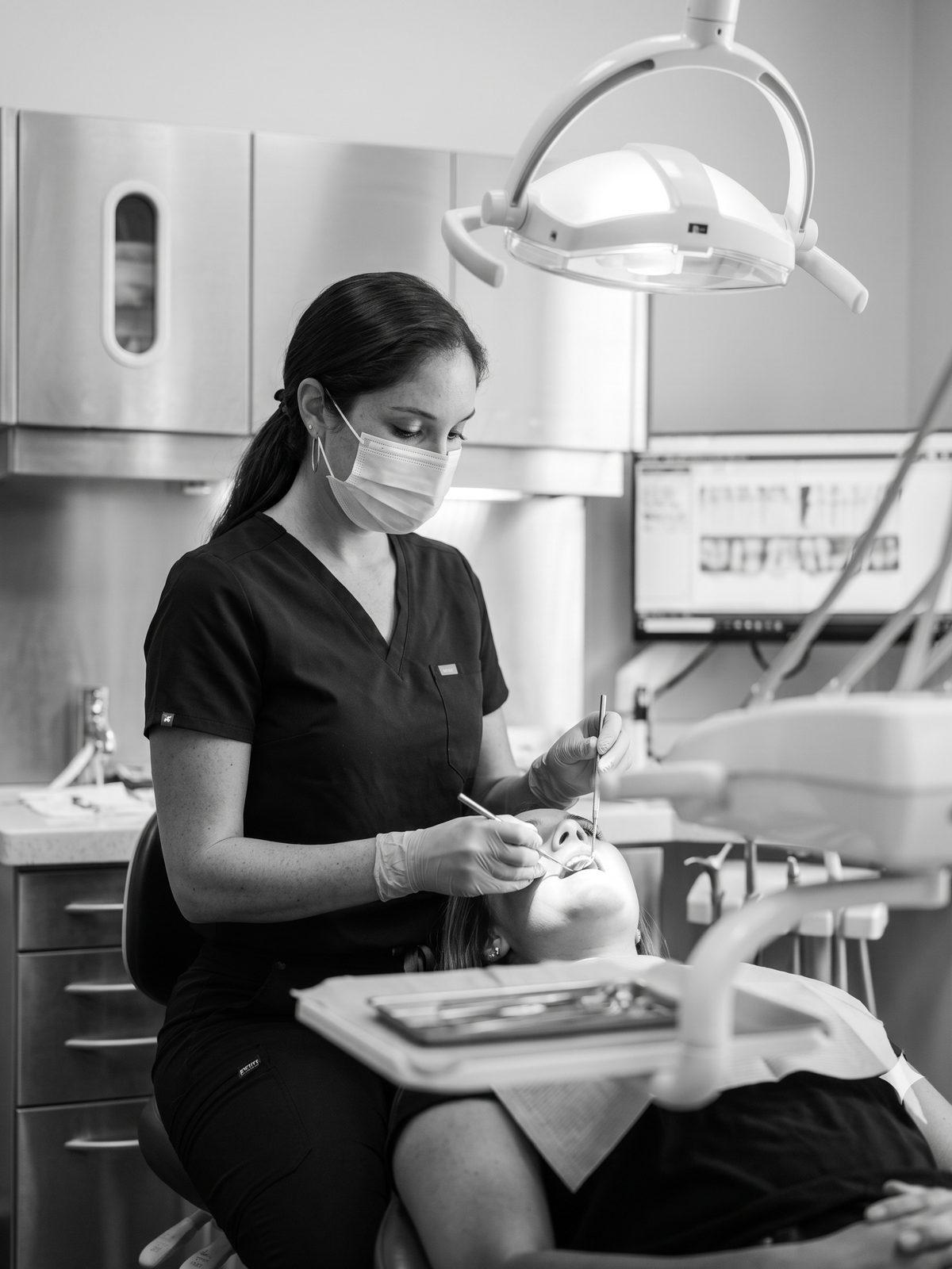 Dra. Nicole Levi atendiendo a una paciente en el sillón dental