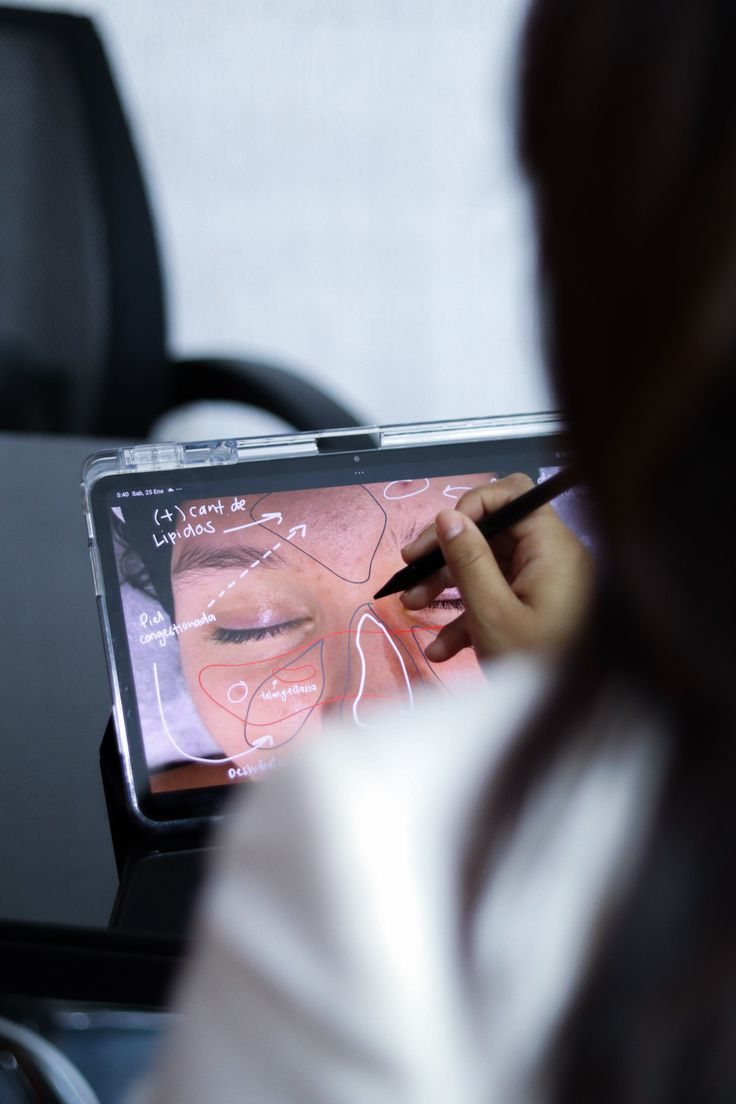 Análisis facial marcado sobre tablet antes de planificar el tratamiento