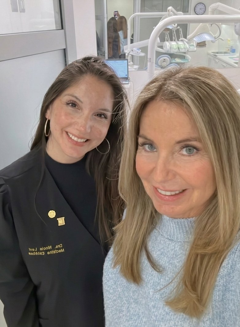 Dra. Nicole Levi impartiendo curso de armonización orofacial para profesionales dentales