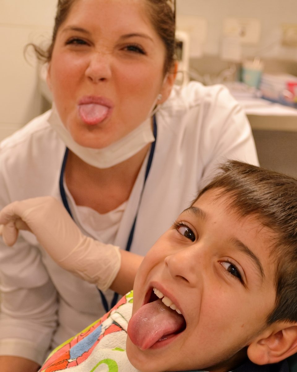 Dra. Nicole Levi jugando con un paciente pequeño en la consulta